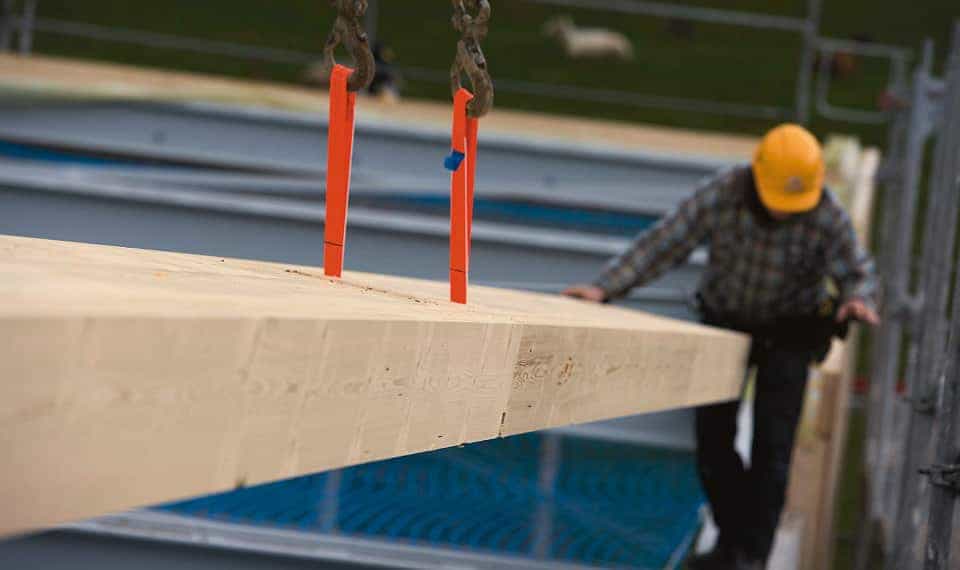 [Translate to Englisch:] Montage Lignatur Holzdeckenelement