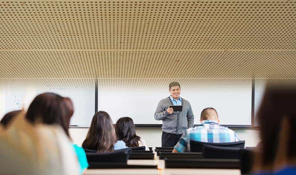 [Translate to Englisch:] Hörbeispiel Schulzimmer - Lehrer